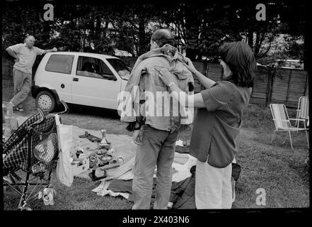 Vente de bottes de voiture-Bungay Suffolk Angleterre 1998 BRIC-a -Brac fopr vente à Flixton près de Bungat dans le Suffolk rural en 1998 Banque D'Images