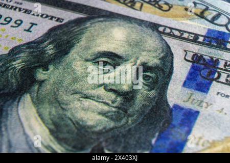 Le visage de Benjamin Franklin sur la facture de 100 dollars américains. Gros plan sur Ben Franklin sur un billet de cent dollars. Benjamin Franklin portrait de cent poupée Banque D'Images