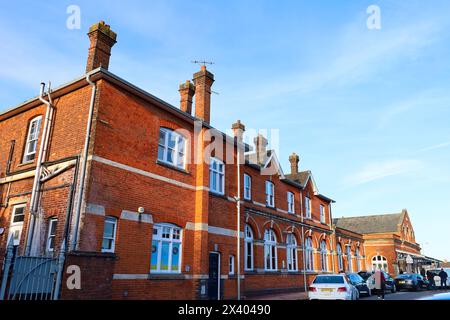 Salisbury, Angleterre- 30 mars 2024 : la gare de Salisbury dans l'après-midi Banque D'Images