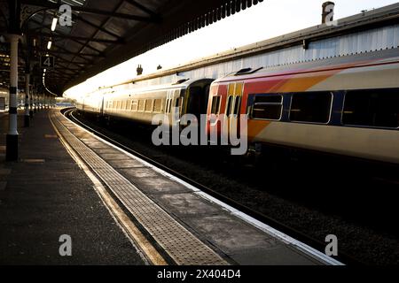 Salisbury, Angleterre- 30 mars 2024 : la gare de Salisbury dans l'après-midi Banque D'Images