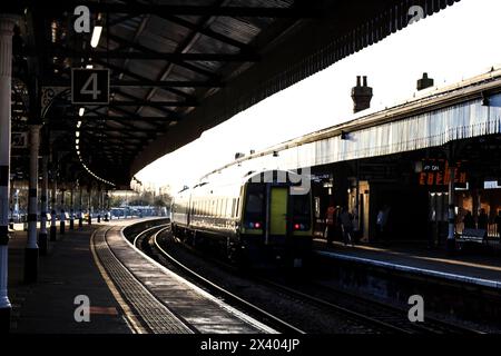 Salisbury, Angleterre- 30 mars 2024 : la gare de Salisbury dans l'après-midi Banque D'Images