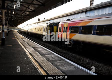 Salisbury, Angleterre- 30 mars 2024 : la gare de Salisbury dans l'après-midi Banque D'Images