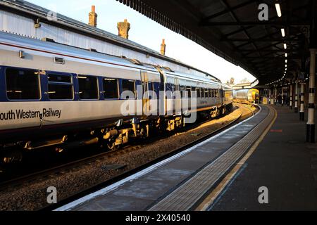 Salisbury, Angleterre- 30 mars 2024 : la gare de Salisbury dans l'après-midi Banque D'Images