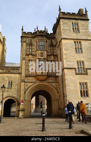 Bristol, Angleterre- 29 mars 2024 : la porte de l'Abbot à côté de la cathédrale de Bristol Banque D'Images