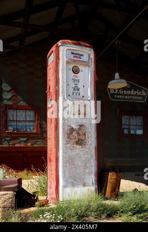 Ancienne pompe à essence Mobil. 4983 Tennessee Ave, Chloride, Arizona, États-Unis Banque D'Images