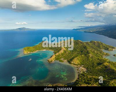 Vue aérienne de Sleeping Dinosaur Island à Mati, Davao Oriental. Philippines. Banque D'Images