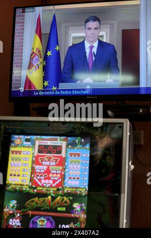 Madrid Espagne ; 04/29/2024.- Pedro Sanchez, président de l'Espagne, s'adresse au pays pour expliquer sa résolution de continuer à occuper son poste après cinq jours qu'il a pris pour réfléchir à sa permanence en politique après qu'un pseudo-syndicat d'extrême droite a intenté une action en justice. La plainte contre sa femme María Begoña et un juge l'a admise pour traitement bien qu'elle soit constituée de coupures de journaux, ce que les plaignants ont admis, dont certaines pourraient être fausses. Photo prise dans l'un des milliers de bars de Madrid photo : Juan Carlos Rojas Banque D'Images