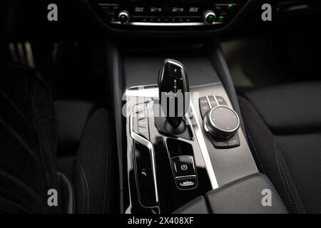 Levier de vitesses automatique de la voiture moderne, multimédia et boutons de commande de navigation. Détails de l'intérieur de la voiture. Changement de vitesse de la transmission Banque D'Images