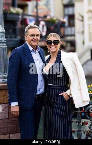 Rust, Allemagne. 29 avril 2024. Roland Mack (à gauche), Managing Partner d’Europa-Park, s’entretient avec la chanteuse et juge DSDS Beatrice Egli (à droite). Sur le jury de la 21e saison : le chanteur pop B. Egli, le rappeur Loredana, le juge en chef D. Bohlen et le chanteur P. Lombardi. Le casting a lieu du 25 avril au 5 mai à Europa-Park. Le casting est prévu pour être diffusé cet automne sur RTL et RTL . Crédit : Philipp von Ditfurth/dpa/Alamy Live News Banque D'Images