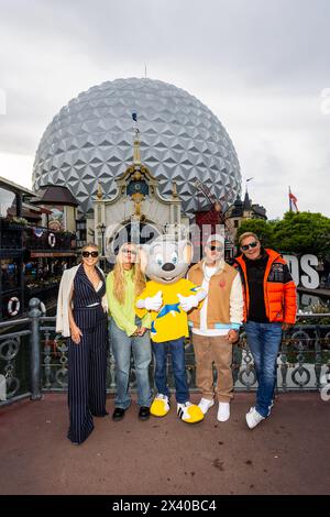 Rust, Allemagne. 29 avril 2024. Beatrice Egli (g-d), Loredana, Pietro Lombardi et Dieter Bohlen, juges du DSDS, sont présents à Europa-Park avec Ed Euromaus, la mascotte d'Europa-Park. Sur le jury de la 21e saison : le chanteur pop B. Egli, le rappeur Loredana, le juge en chef D. Bohlen et le chanteur P. Lombardi. Le casting a lieu du 25 avril au 5 mai à Europa-Park. Le casting est prévu pour être diffusé cet automne sur RTL et RTL . Crédit : Philipp von Ditfurth/dpa/Alamy Live News Banque D'Images