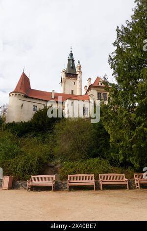 Pruhonice, République tchèque - 29 mars 2024 - le château de Pruhonice près de Prague au début du printemps Banque D'Images