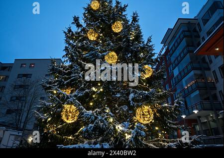 Arbre de Noël à l'extérieur dans une petite ville finlandaise en décembre Banque D'Images