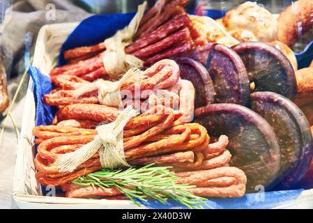 Sélection de saucisses maison assorties sur un marché fermier Banque D'Images