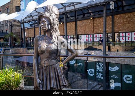 Londres, stables Market, Camden Town le 29 avril 2024, la statue en bronze de la chanteuse Amy Winehouse a retrouvé son ancienne gloire après que des partisans pro-palestiniens l'aient abîmée en couvrant l'étoile de David qu'Amy porte avec un drapeau palestinien. Maintenant Amy a un ruban jaune autour de son poignet ; un symbole de soutien aux otages pris par le Hamas le 7 octobre 2023. Crédit : Rena Pearl/Alamy Live News Banque D'Images