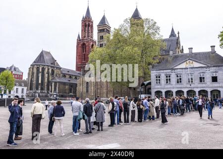 Maastricht, pays-Bas. 29 avril 2024. MAASTRICHT - les jeunes sur le Vrijthof avant le début du débat de Maastricht. Dans Theater aan het Vrijthof, les chefs de parti du Parlement européen discutent entre eux à l'approche des élections européennes. ANP MARCEL VAN HOORN pays-bas Out - belgique Out crédit : ANP/Alamy Live News Banque D'Images