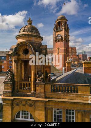 Sculptures sur les toits à Manchester Banque D'Images