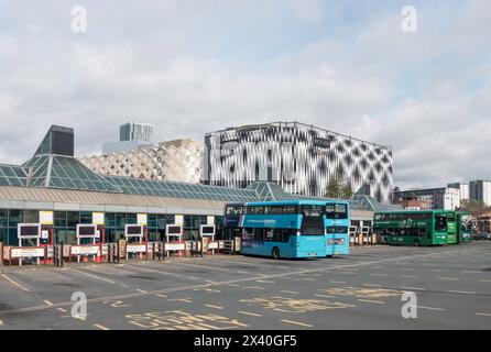Bus stationnés dans la gare routière de Leeds City, Yorkshire, Angleterre, Royaume-Uni Banque D'Images