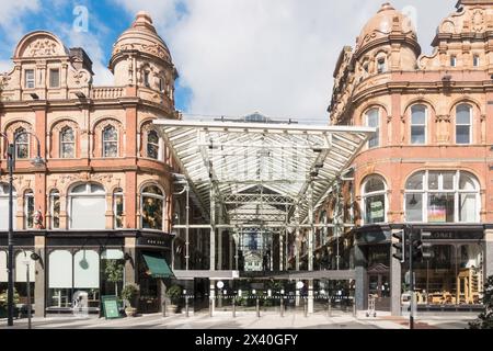 L'entrée du quartier Victoria depuis Vicar Lane dans le centre-ville de Leeds, Yorkshire, Angleterre, Royaume-Uni Banque D'Images