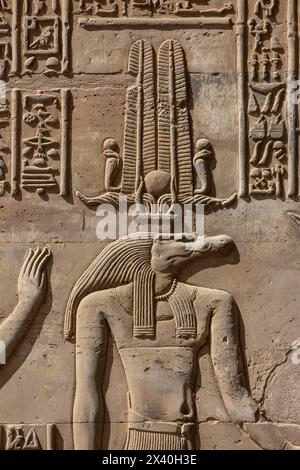 Sobek, le Dieu crocodile, recevant une offrande sur un bas relief dans le temple de Kom Ombo, Egypte Banque D'Images