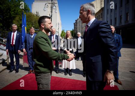 Kiev, Ukraine. 29 avril 2024. Le président ukrainien Volodymyr Zelenskyy, à gauche, accueille le secrétaire général de l’OTAN, Jens Stoltenberg, à droite, à son arrivée au Palais Mariinsky, le 29 avril 2024, à Kiev, en Ukraine. Crédit : Présidence ukrainienne/Bureau de presse présidentiel ukrainien/Alamy Live News Banque D'Images