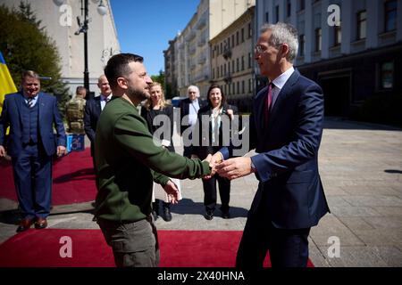 Kiev, Ukraine. 29 avril 2024. Le président ukrainien Volodymyr Zelenskyy, à gauche, accueille le secrétaire général de l’OTAN, Jens Stoltenberg, à droite, à son arrivée au Palais Mariinsky, le 29 avril 2024, à Kiev, en Ukraine. Crédit : Présidence ukrainienne/Bureau de presse présidentiel ukrainien/Alamy Live News Banque D'Images