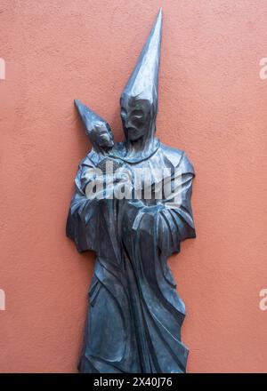 Statues de deux confréries de la semaine Sainte devant une église à Zamora. Banque D'Images