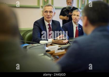 Kiev, Ukraine. 29 avril 2024. Le secrétaire général de l’OTAN, Jens Stoltenberg, à gauche, s’exprime lors d’une réunion bilatérale avec le président ukrainien Volodymyr Zelenskyy, au Palais Mariinsky, le 29 avril 2024, à Kiev, en Ukraine. Crédit : Présidence ukrainienne/Bureau de presse présidentiel ukrainien/Alamy Live News Banque D'Images