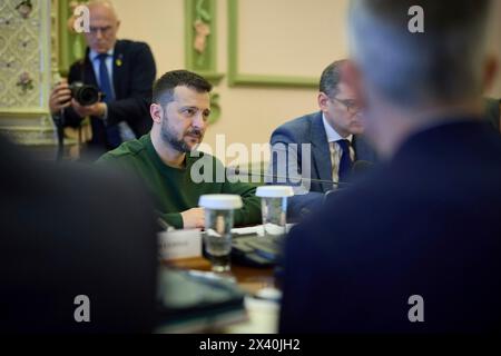 Kiev, Ukraine. 29 avril 2024. Le président ukrainien Volodymyr Zelenskyy, à gauche, écoute les commentaires du secrétaire général de l’OTAN, Jens Stoltenberg, à gauche, lors de leurs discussions bilatérales au Palais Mariinsky, le 29 avril 2024, à Kiev, en Ukraine. Crédit : Présidence ukrainienne/Bureau de presse présidentiel ukrainien/Alamy Live News Banque D'Images