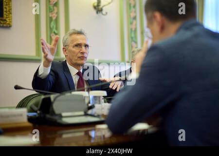 Kiev, Ukraine. 29 avril 2024. Le secrétaire général de l’OTAN, Jens Stoltenberg, à gauche, s’exprime lors d’une réunion bilatérale avec le président ukrainien Volodymyr Zelenskyy, au Palais Mariinsky, le 29 avril 2024, à Kiev, en Ukraine. Crédit : Présidence ukrainienne/Bureau de presse présidentiel ukrainien/Alamy Live News Banque D'Images