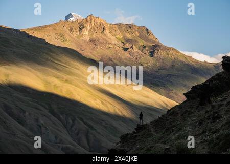 Trekker silhouette dans la lumière de fin d'après-midi, Panikhar, Zanskar, Inde Banque D'Images