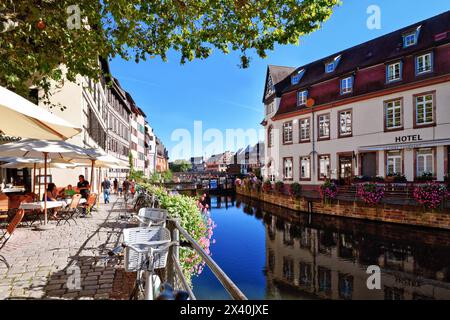 Strasbourg, France - septembre 2023 : centre-ville historique appelé 'petite France' et rivière par jour ensoleillé Banque D'Images