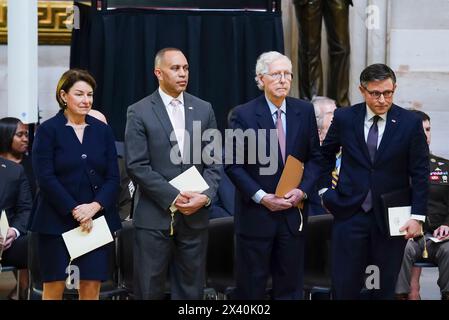 Washington, États-Unis. 29 avril 2024. (De gauche à droite) la sénatrice Amy Klobuchar, le leader de la minorité à la Chambre Hakeem Jeffries, le leader de la minorité au Sénat Mitch McConnell et le Président de la Chambre Mike Johnson assistent à une cérémonie pour le colonel de l'armée à la retraite Ralph Puckett Jr. dans la rotonde du Capitole des États-Unis, où Puckett sera couché en l'honneur cet après-midi, à Washington, DC, aux États-Unis. 29 avril 2024. Puckett, le dernier récipiendaire de la médaille d'honneur de la guerre de Corée, est décédé le 8 avril 2024 à l'âge de 97 ans. Photo de la piscine par Shawn Thew/UPI crédit : UPI/Alamy Live News Banque D'Images