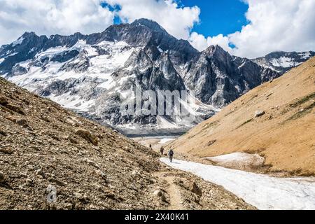 Vue sur le glacier Bracken lors d'un trek du Zanskar à la vallée de Warwan, chaîne de Pir Panjal, Cachemire, Inde Banque D'Images