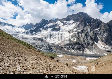 Vue sur le glacier Bracken lors d'un trek du Zanskar à la vallée de Warwan, chaîne de Pir Panjal, Cachemire, Inde Banque D'Images