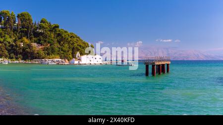 Vue panoramique du monastère Saint de Panagia Vlacherna sur la péninsule de Kanoni, Corfou, Grèce Banque D'Images