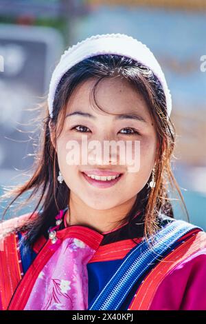 Portrait en gros plan d'une femme de la tribu Lisu Hill en robe traditionnelle ; Mae Hong son, Thaïlande Banque D'Images