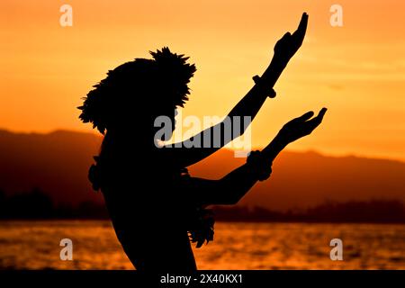 Silhouette d'un danseur traditionnel dans les îles hawaïennes au coucher du soleil ; Oahu, Hawaï, États-Unis d'Amérique Banque D'Images