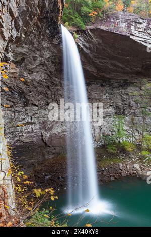 Ozone Falls, une chute d'eau d'une falaise accidentée en automne dans les montagnes Cumberland du Tennessee, États-Unis ; Tennessee, États-Unis d'Amérique Banque D'Images