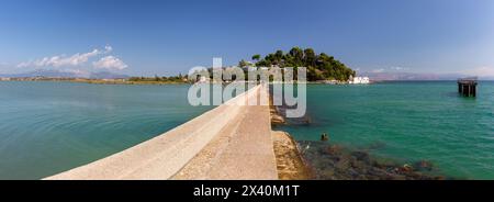 Vue panoramique du monastère Saint de Panagia Vlacherna sur la péninsule de Kanoni, Corfou, Grèce Banque D'Images