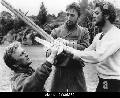 ACE L'épéiste français CLAUD CARLIEZ instruit KIRK DOUGLAS et TONY CURTIS sur place en Norvège lors du tournage DES VIKINGS 1958 réalisateur RICHARD FLEISCHER roman EDISON MARSHALLCinématographie JACK CARDIFF musique MARIO NASCIMBENE United Artists Banque D'Images