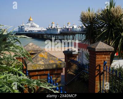 Eastbourne Pier vu de l'entrée à la promenade, East Sussex, Royaume-Uni ; Eastbourne, East Sussex, Angleterre Banque D'Images