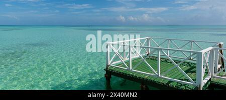 Embarcadère d'un hôtel à Cayo Guillermo dans l'archipel des Jardines del Rey, avec une eau turquoise limpide et l'horizon au loin Banque D'Images