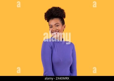 Femme souriante en chemise violette et Jean Banque D'Images