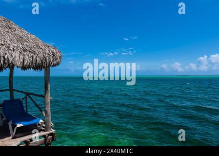 Jetée d'un hôtel à Cayo Guillermo dans l'archipel des Jardines del Rey dans les Caraïbes et l'horizon au loin ; Cayo Guillermo, Cuba Banque D'Images