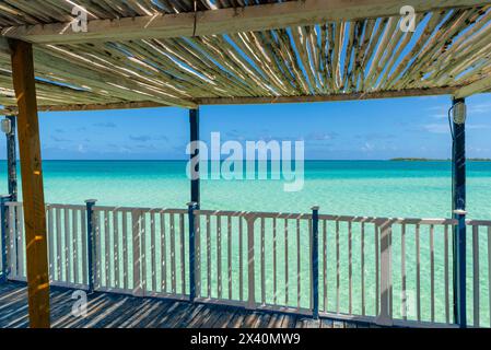 Embarcadère d'un hôtel à Cayo Guillermo dans l'archipel des Jardines del Rey, avec une eau turquoise limpide et l'horizon au loin Banque D'Images