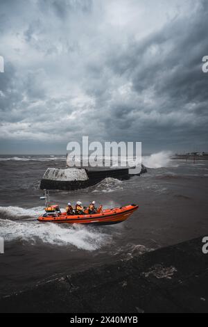 RNLI, Lifeboat, on a call out, Arbroath Harbour Pier Scotland. Banque D'Images