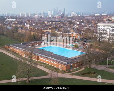 LONDRES : vue aérienne de Londres, montrant Brockwell Lido et Herne Hill Brixton dans le sud-ouest de Londres avec neuf ormes au loin. Banque D'Images