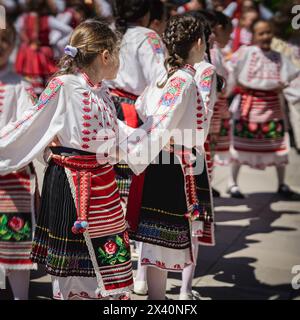 Les filles en costumes traditionnels dansent les danses folkloriques bulgares, journée ensoleillée d'été Banque D'Images