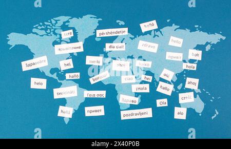 Langues et carte du monde, mot bonjour dans différentes langues parlées en Europe, concept d'entreprise et de communauté multilingue, multilinguisme dans l'UE Banque D'Images