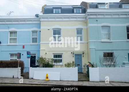 LONDRES- 5 MARS 2024 : rue résidentielle de maisons sur Ferndale Road, Brixton Clapham dans le sud-ouest de Londres Banque D'Images